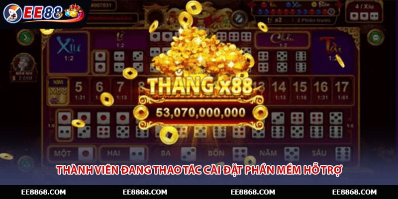 Thành viên đang thao tác cài đặt phần mềm hỗ trợ